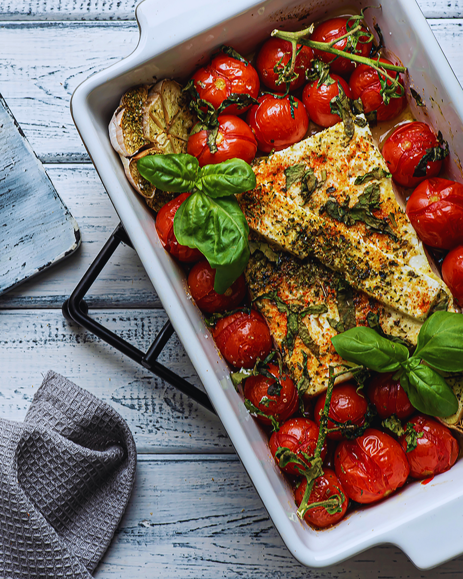 Ofen-Feta mit aromatischen Kirschtomaten, Knoblauch und frischem Basilikum – mediterranes, vegetarisches Gericht voller Geschmack.