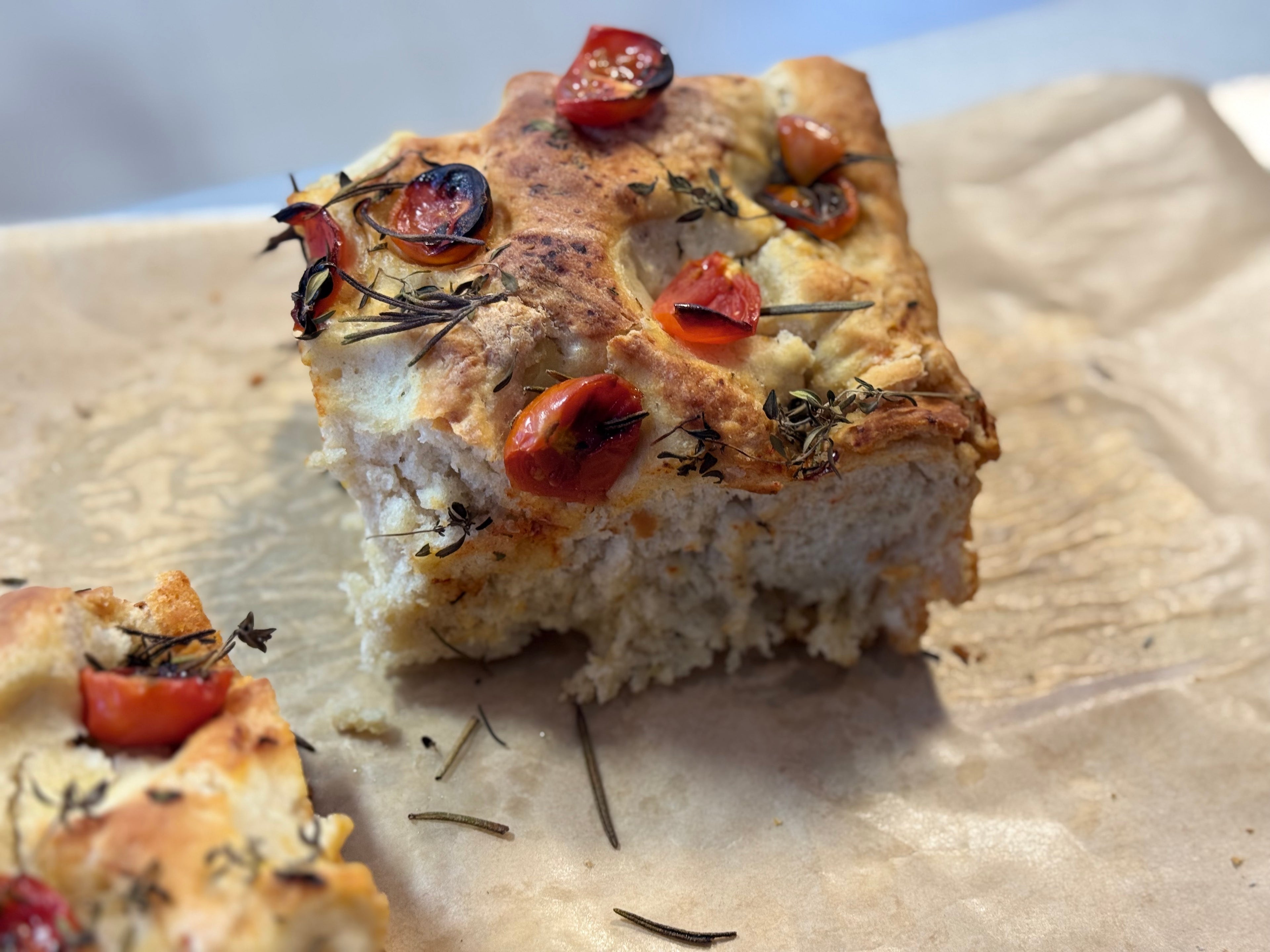 "Frisch gebackenes Focaccia mit Tomaten und Kräutern."