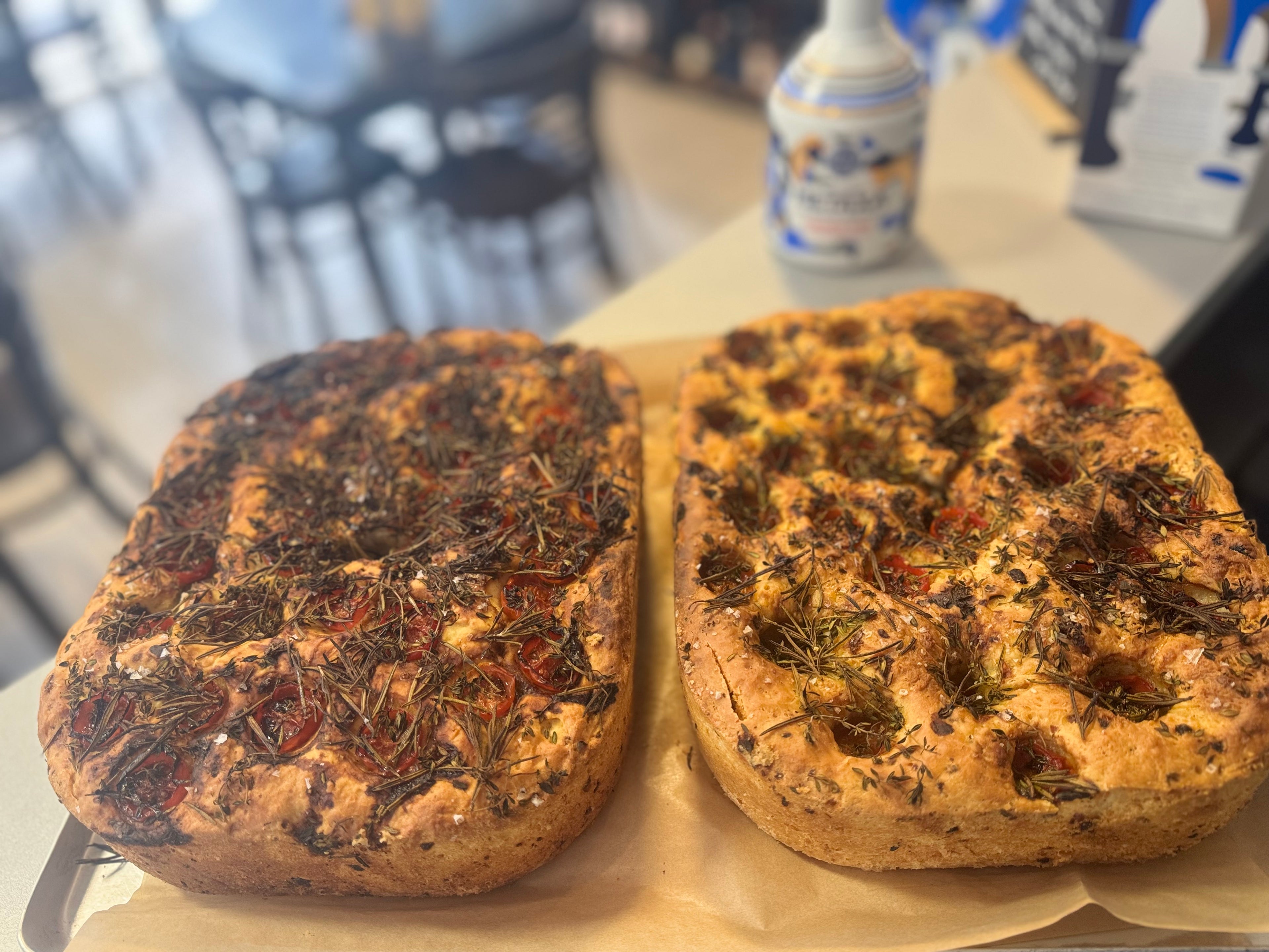 „Frisch gebackene Focaccia mit Tomaten, Kräutern und Olivenöl – mediterrane Brotspezialität“