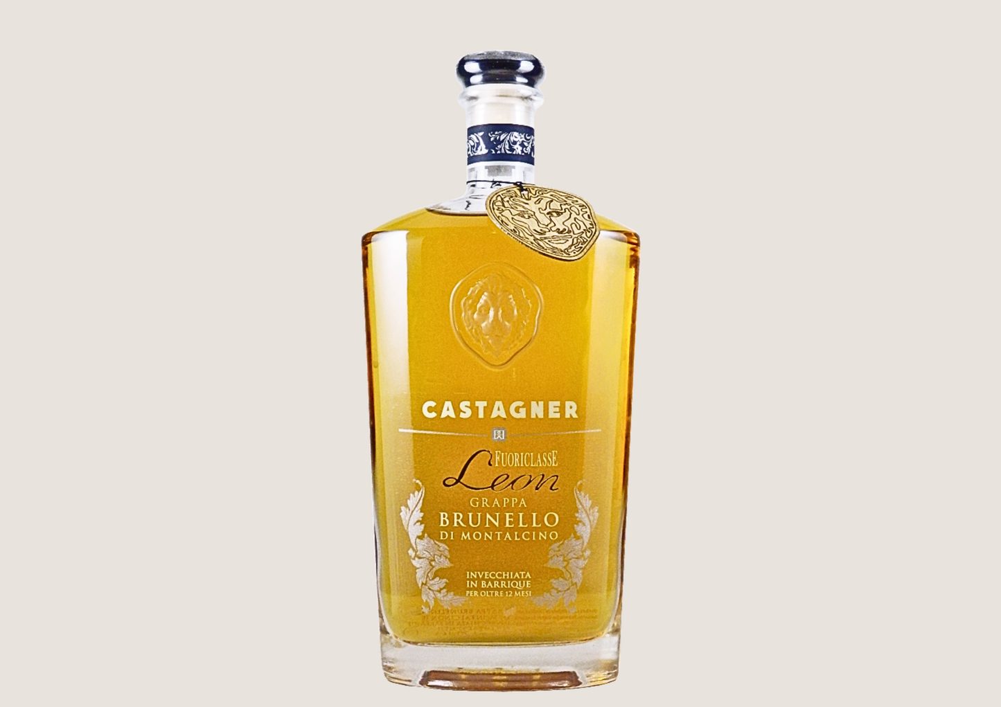 Edle Flasche Castagner Grappa Brunello mit goldener Prägung und klarem, bernsteinfarbenem Inhalt.
