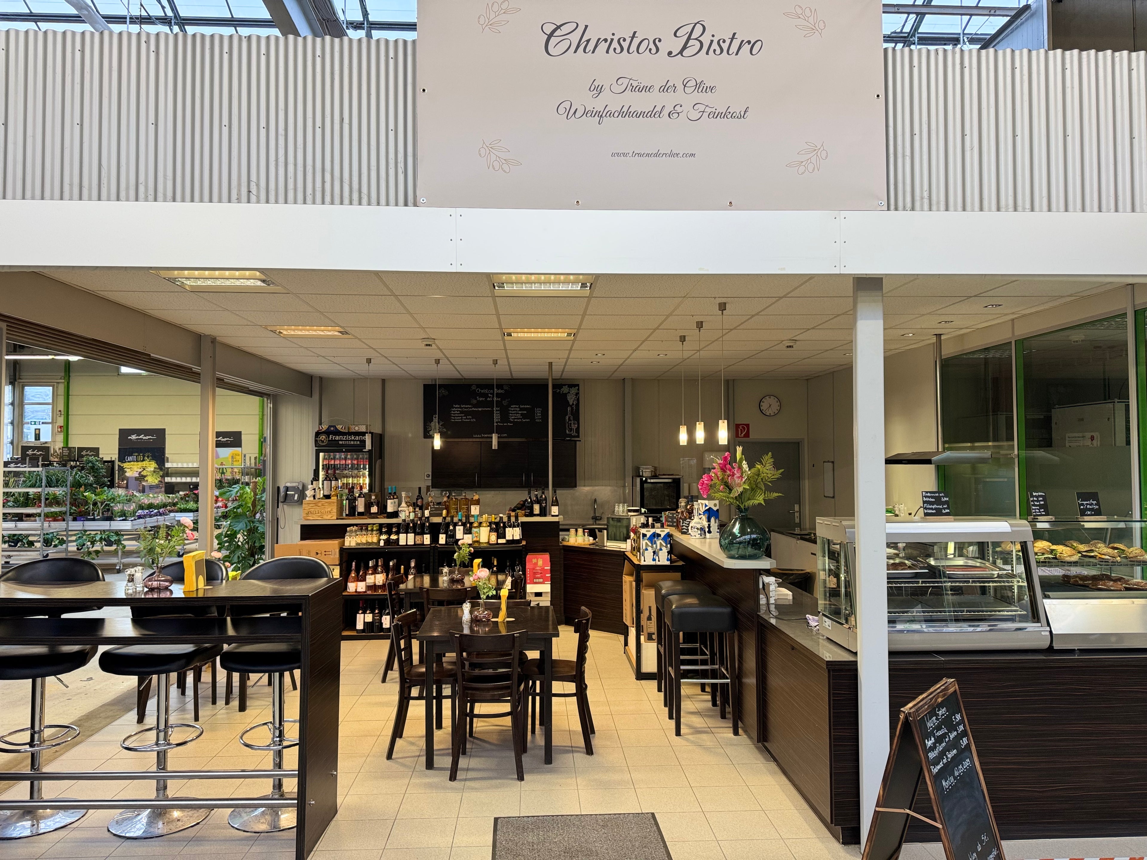 „Christos Bistro mit Weinbar und Feinkosttheke – mediterraner Genuss im Marktambiente“