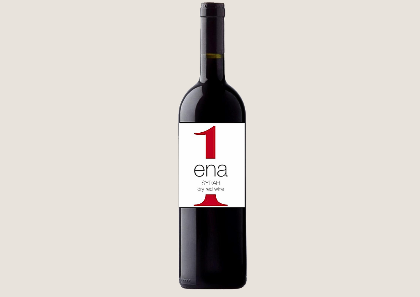 Rote Weinflasche Ena Syrah mit Schraubverschluss und schlichtem Etikett auf hellem Grund.