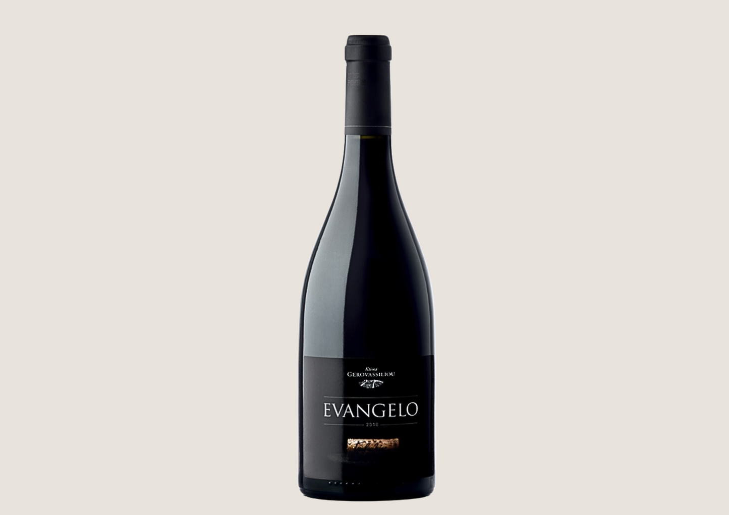 Flasche Rotwein „Evangelo Gerovassiliou“ vor hellem Hintergrund.