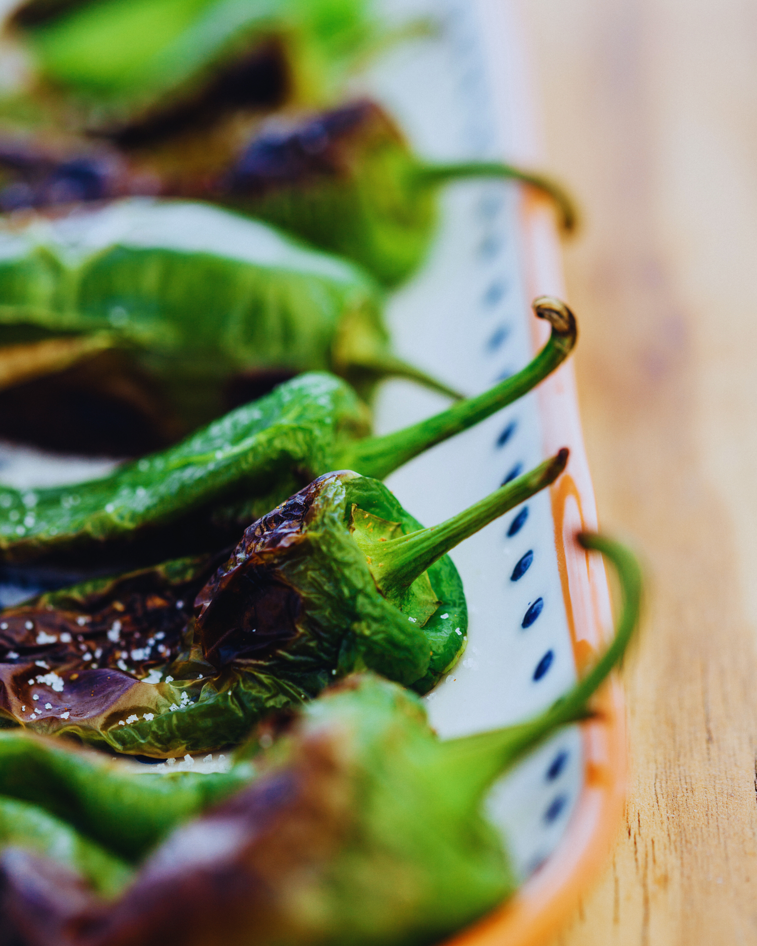 „Gegrillte grüne Peperoni mit Meersalz – pikante mediterrane Vorspeise vom Grill“