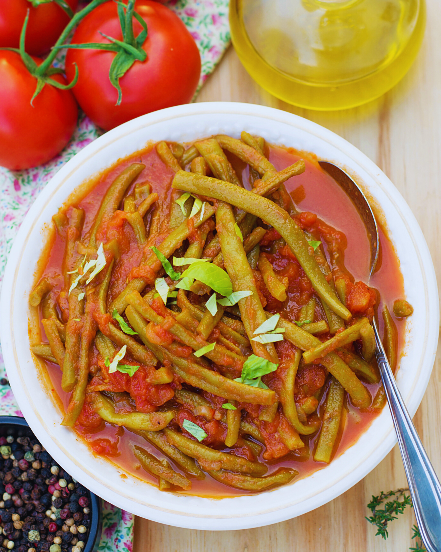 „Grüne Bohnen in Tomatensauce – klassisches griechisches Gericht mit Olivenöl und Kräutern“