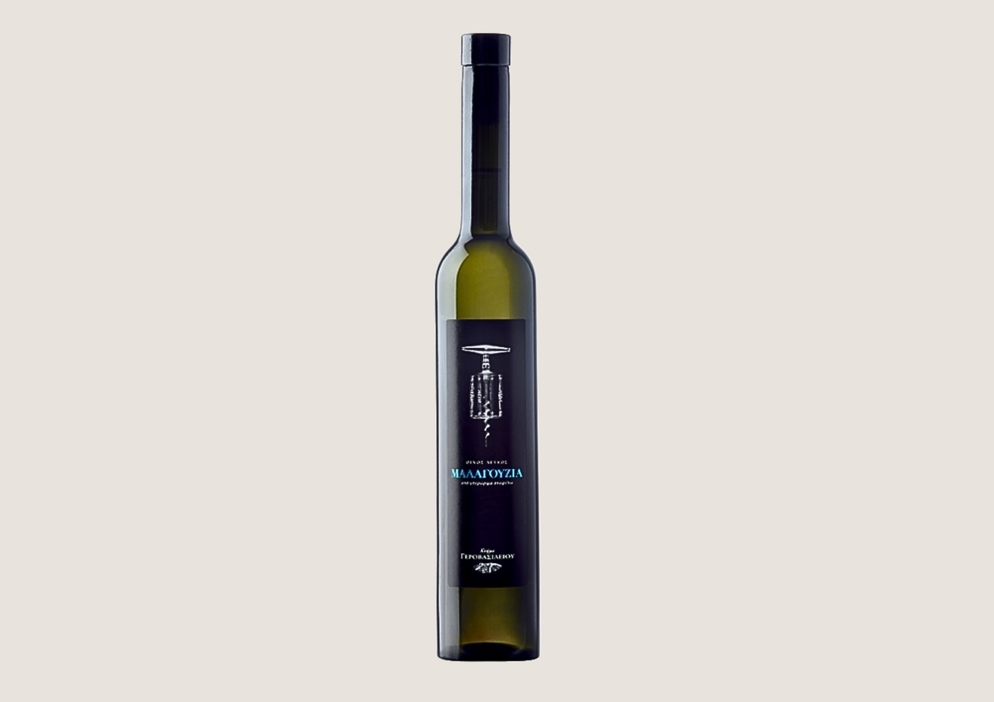 Weißweinflasche Malagousia Late Harvest vom Weingut Gerovassiliou vor hellem Hintergrund.