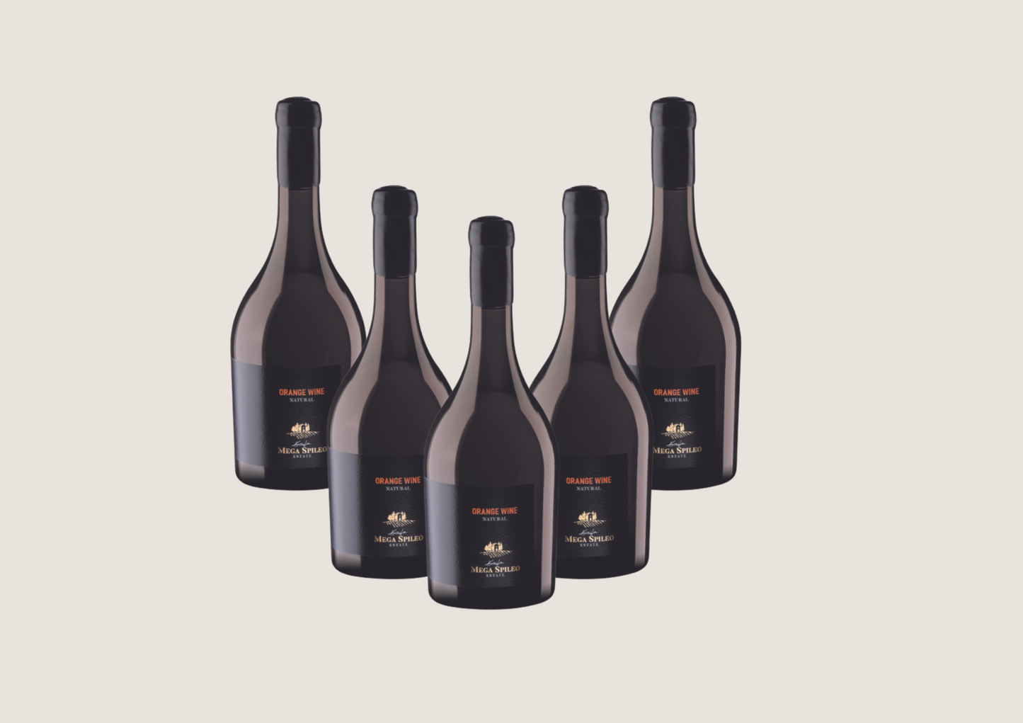 Fünf Flaschen Mega Spileo Orange Wine in eleganten dunklen Glasflaschen.