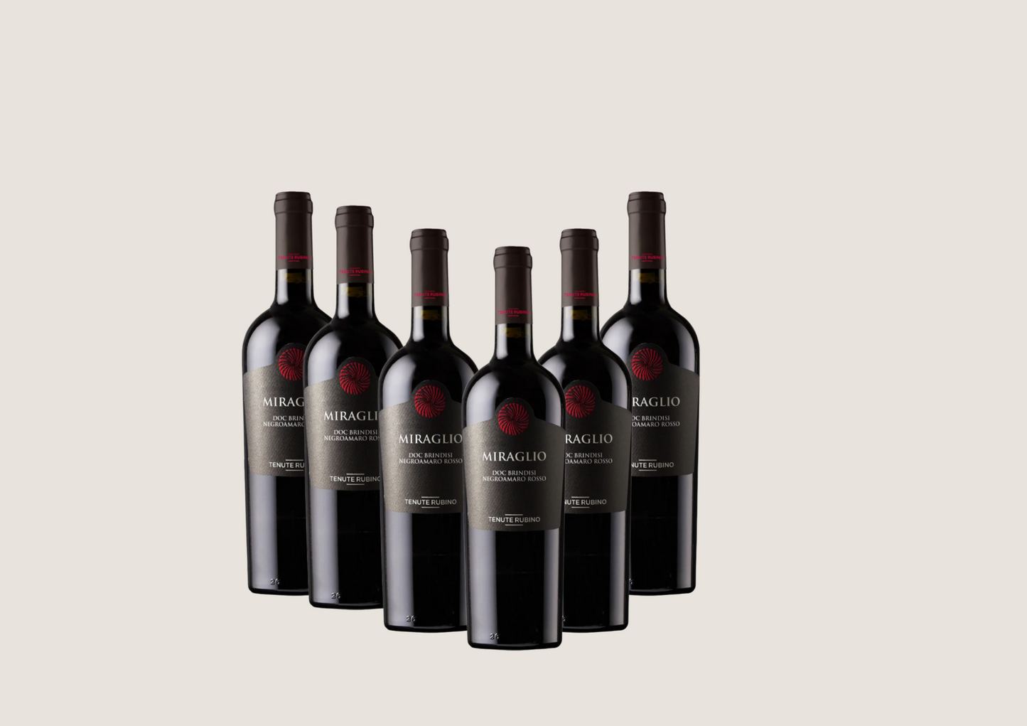 Sechs Flaschen Miraglio Rotwein in einer Reihe auf hellem Hintergrund.