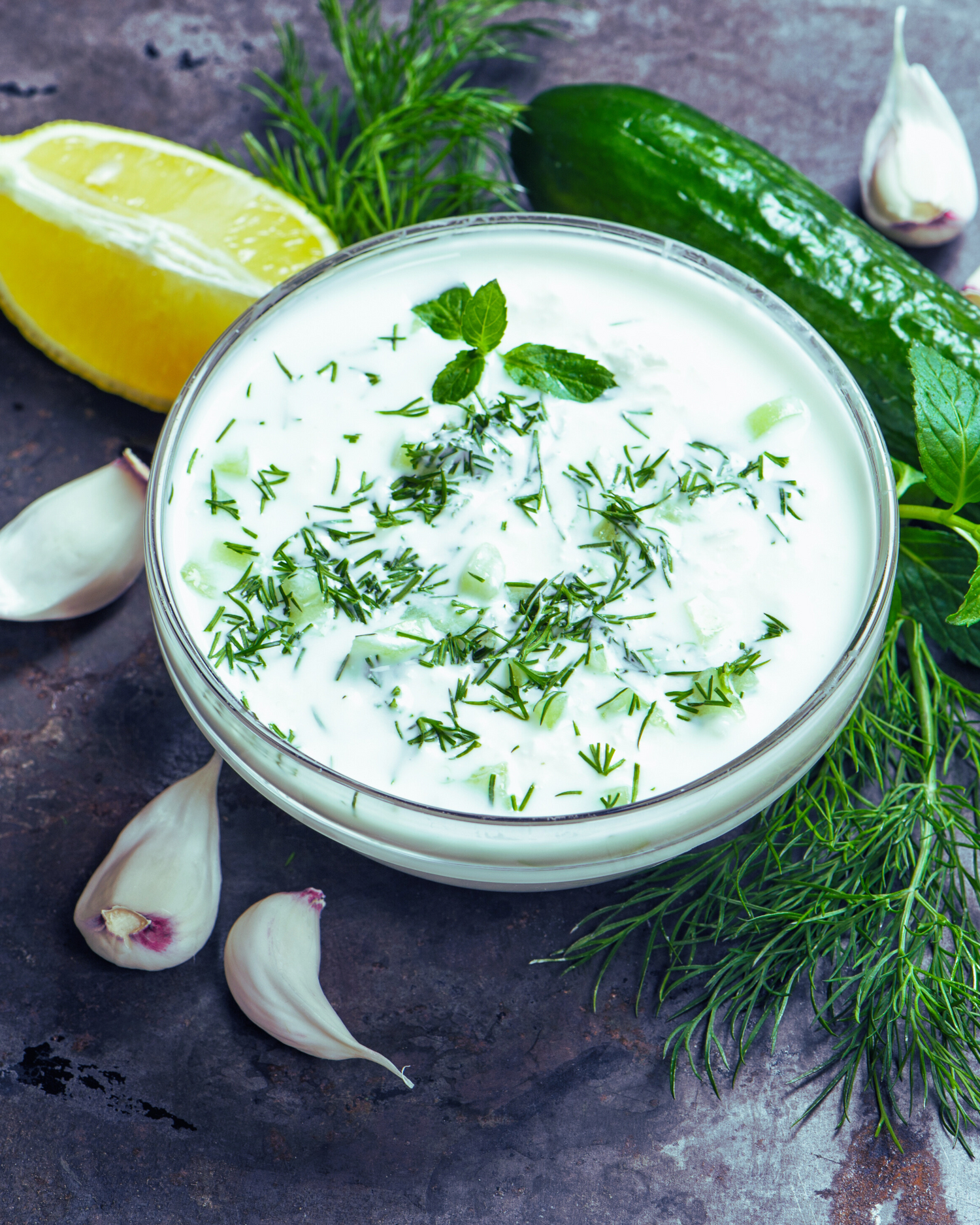 risches Tzatziki mit Gurke, Dill und Knoblauch – mediterrane Joghurt-Vorspeise