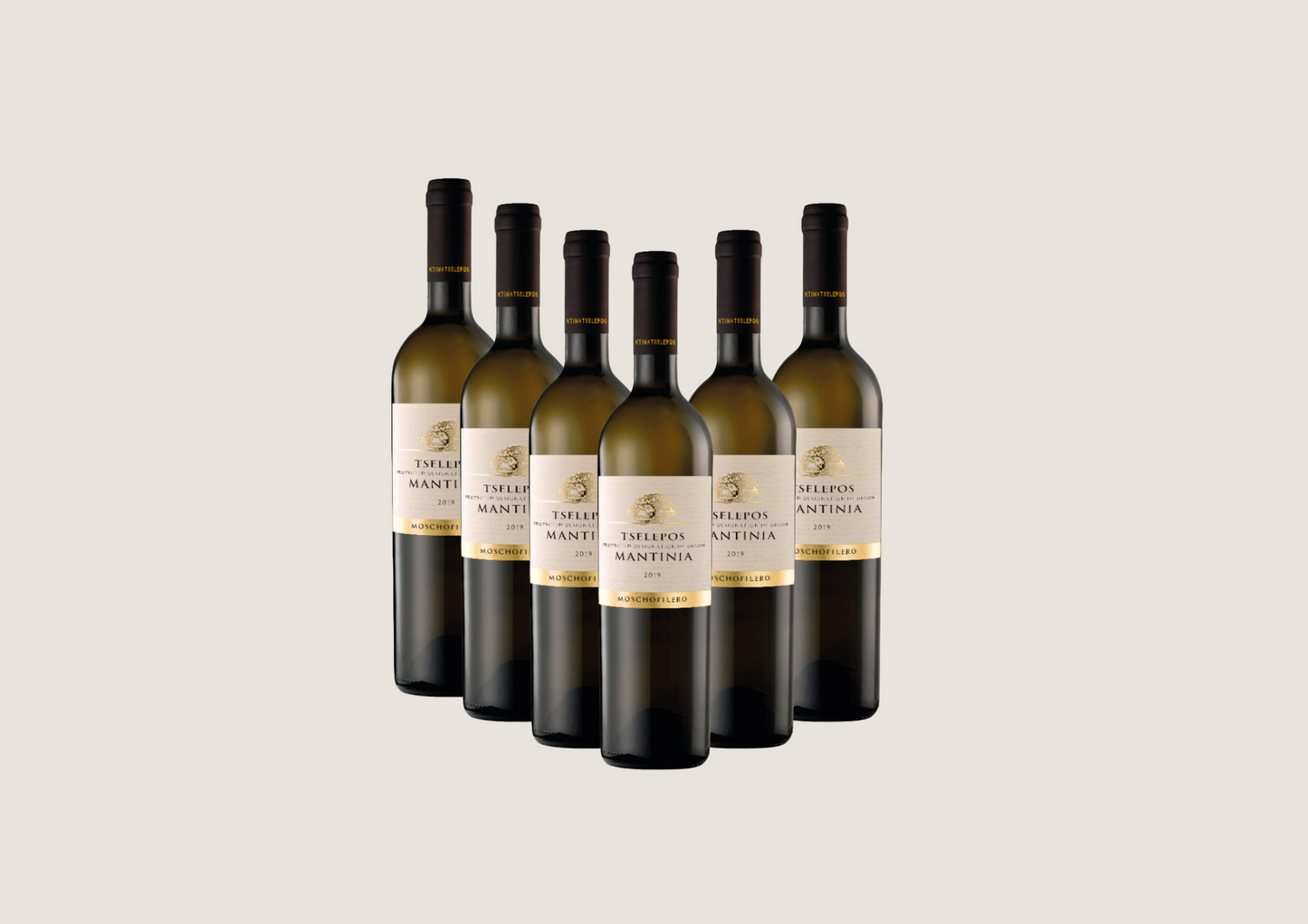 Sechs Flaschen Weißwein Tselepos Mantinia in einer Reihe vor neutralem Hintergrund.
