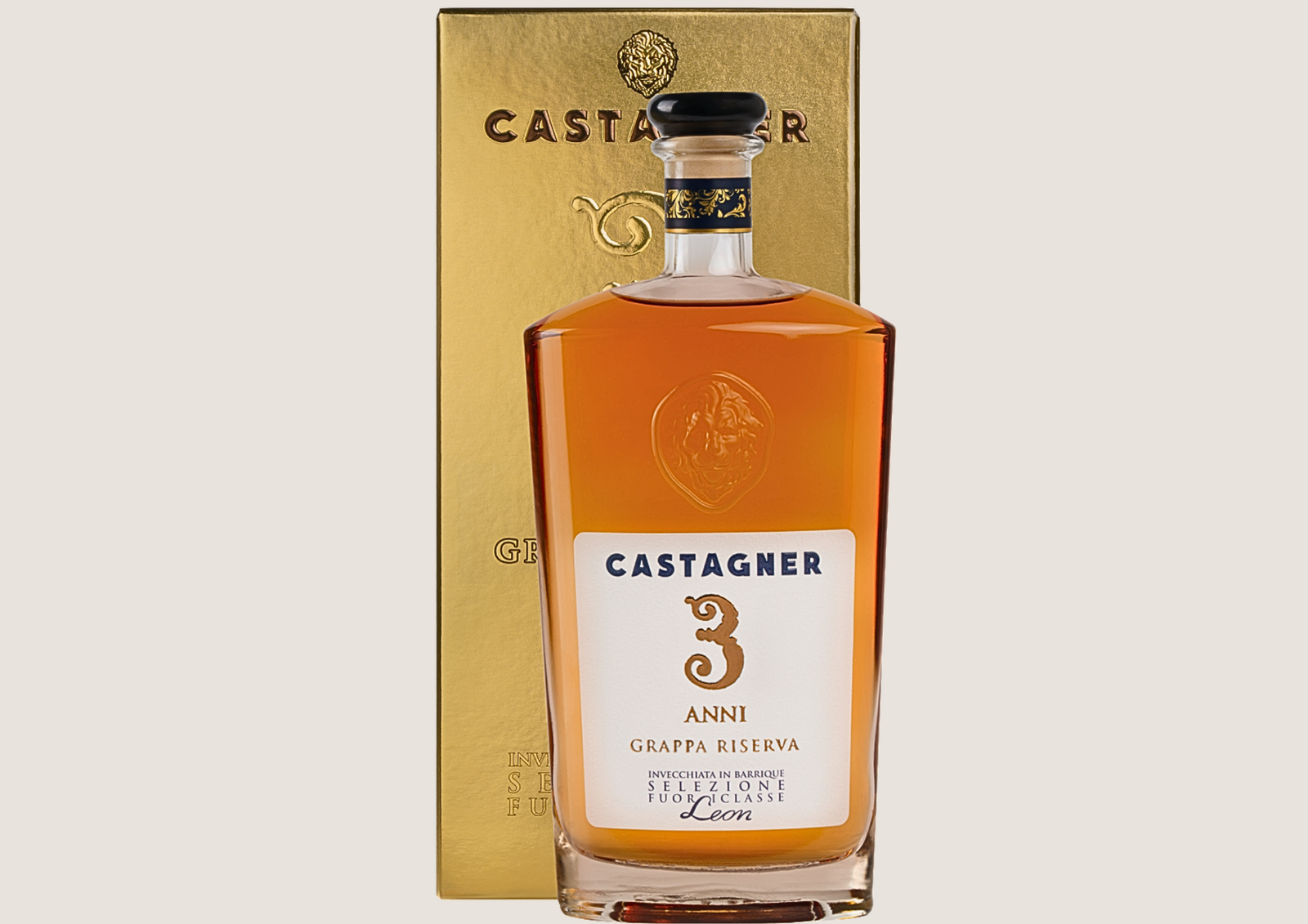 Grappa-Flasche „Castagner 3 Anni“ edel in Bernsteinfarbe mit geprägtem Siegel und Etikett.
