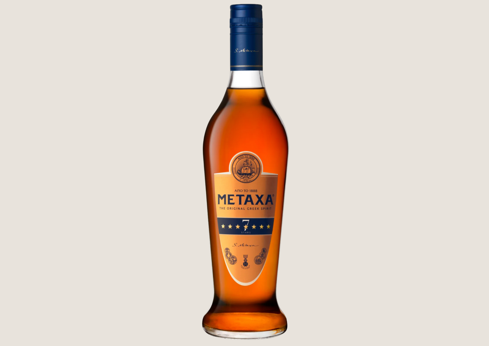 Metaxa 7 Sterne Flasche – griechischer Spirituosenklassiker in edlem Design vor hellem Hintergrund.