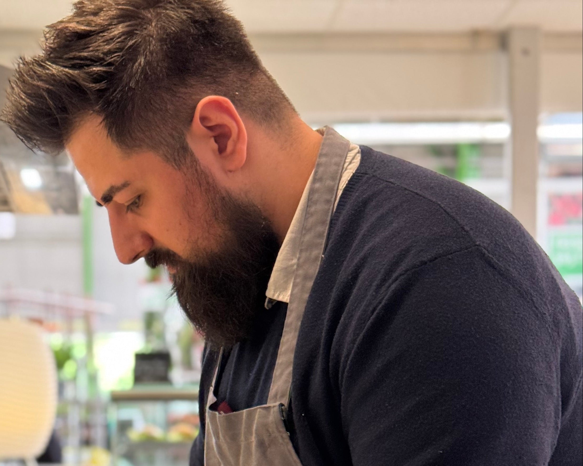 „Koch bereitet frische Speisen in offener Küche zu – mediterrane Küche mit Leidenschaft“