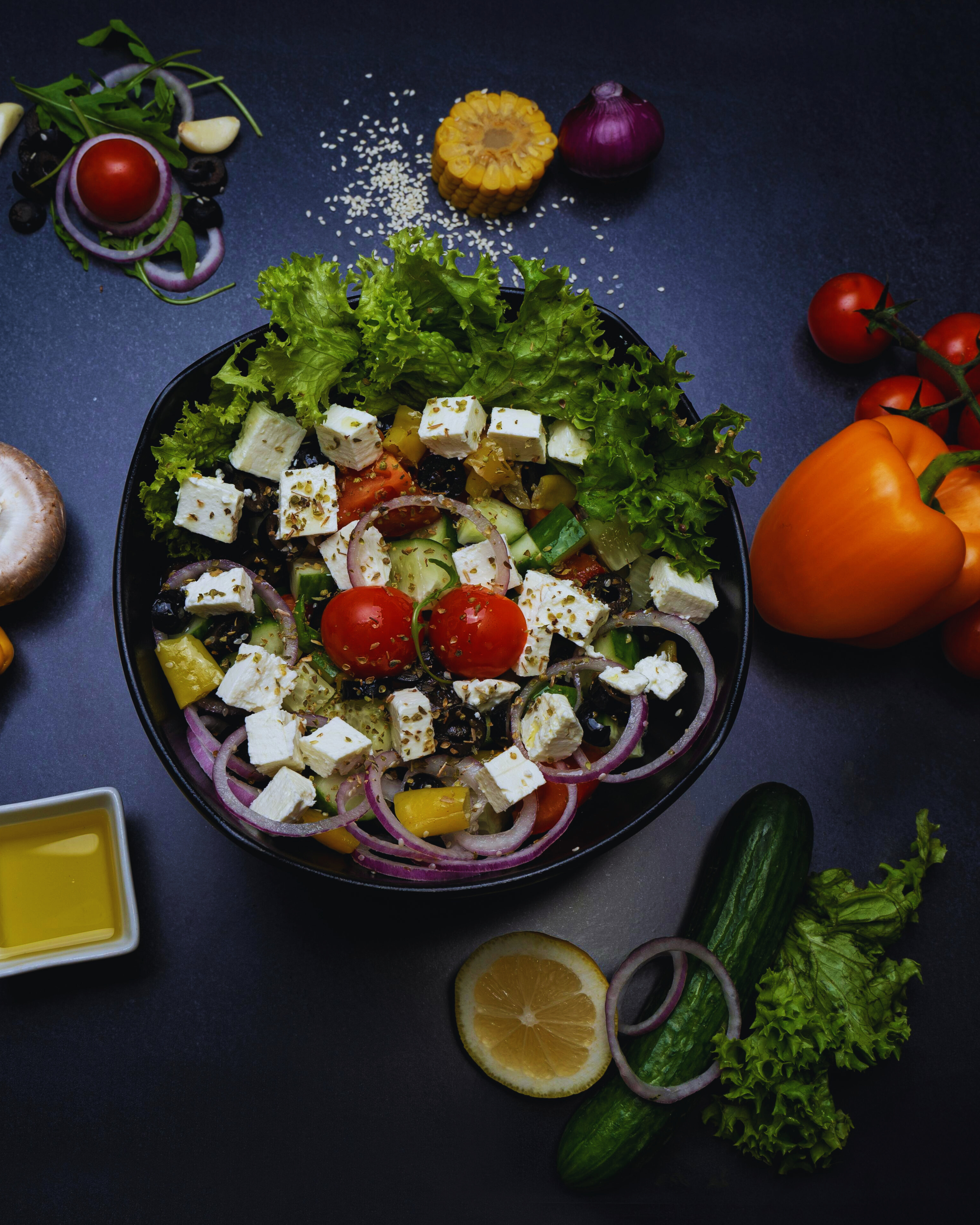 „Griechischer Bauernsalat mit Feta, Tomaten und Gurken – frisch, bunt und aromatisch“