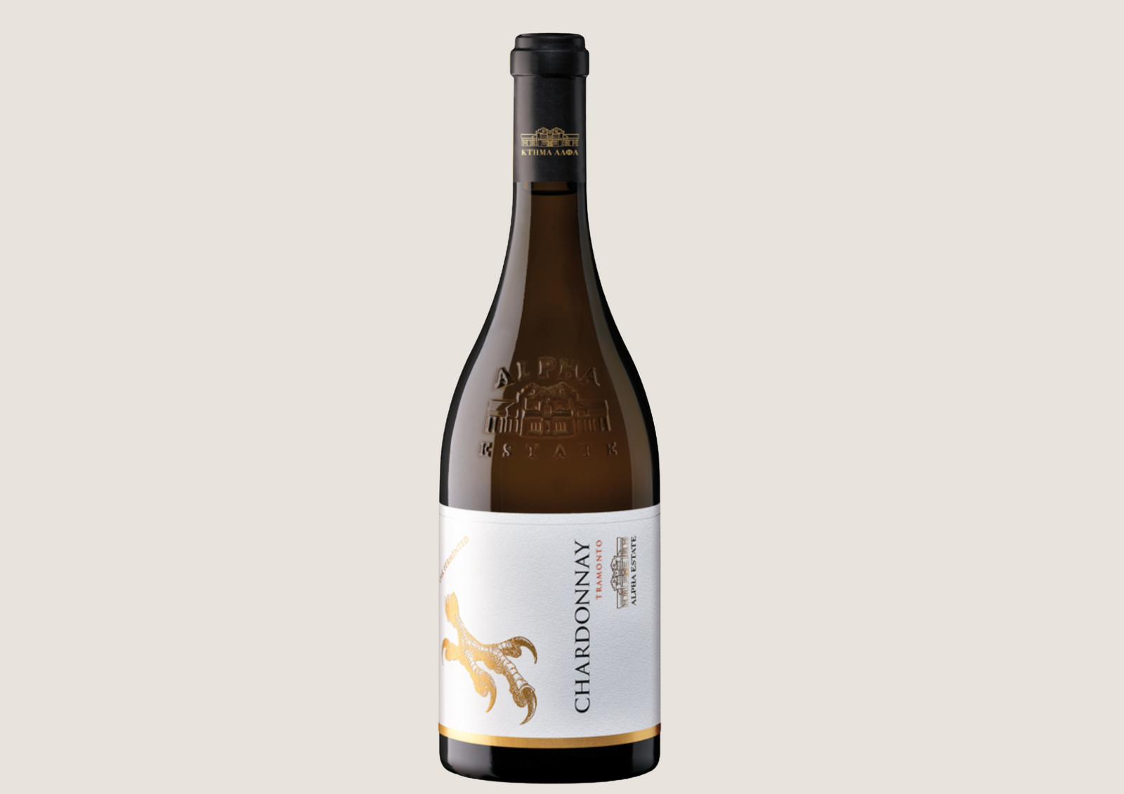Flasche Alpha Estate Chardonnay Tramonto mit weißem Etikett und goldener Prägung.