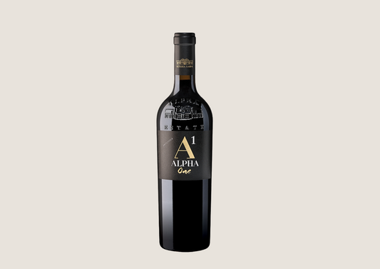 Edle Rotweinflasche „Alpha One“ vom Weingut Alpha Estate vor hellem Hintergrund.