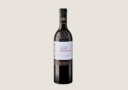 Flasche Rotwein „Xinomavro“ von Alpha Estate, edles Etikett auf hellem Hintergrund.