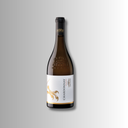 Alpha Estate Chardonnay aus Amyndeon, braune Flasche mit weißem Etikett und goldener Traubenillustration.