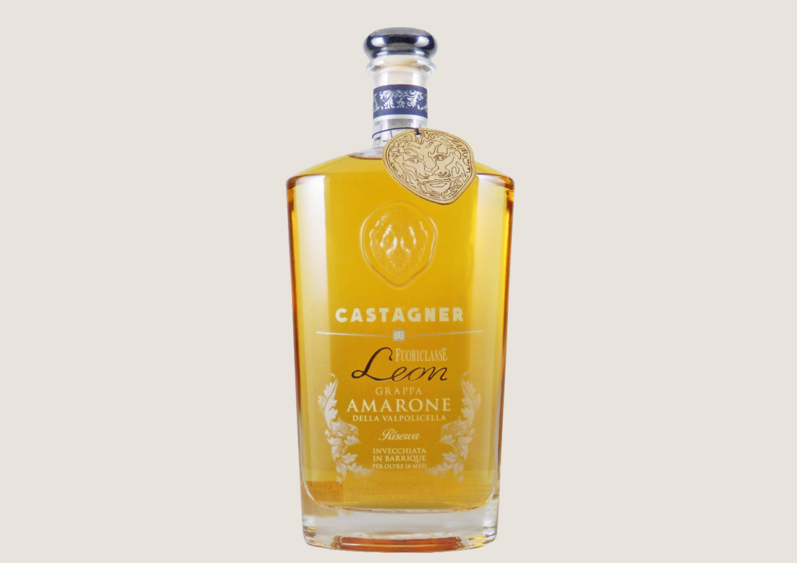 Edle Flasche Castagner Grappa Amarone mit goldener Flüssigkeit und elegantem Etikett.