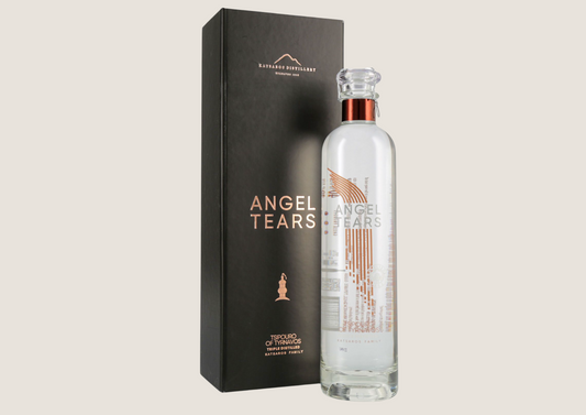 Klare Flasche Tsipouro mit edlem Etikett und Drahtverschluss.
