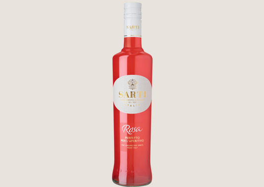 Sarti Rosa Aperitifflasche mit leuchtend rotem Likör auf hellem Hintergrund.