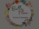 Rundes Logo mit floralem Kranz und Schriftzug „Bella Flora – Floristik & Gartenbau“.