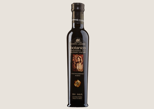 Dunkle Glasflasche mit gealtertem Botanico-Balsamicoessig von Costa Lazaridi.