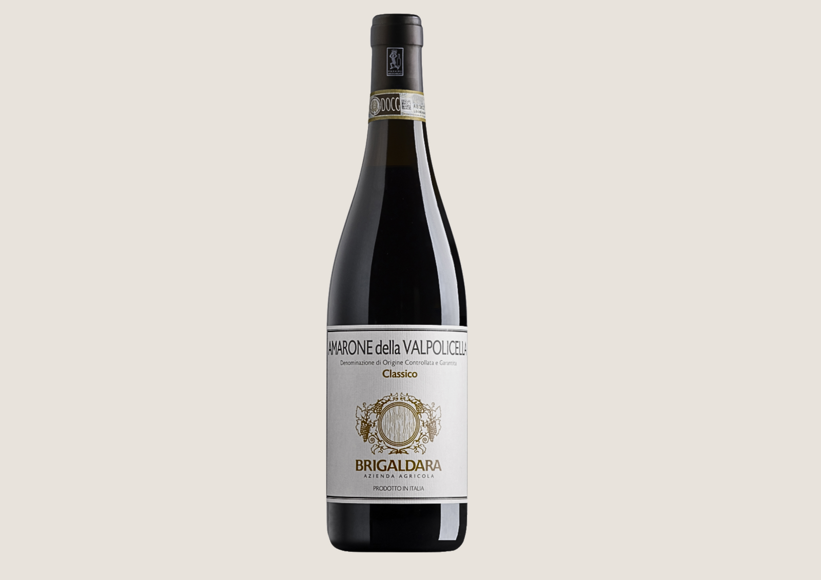 Flasche Brigaldara Amarone Classico vor hellem Hintergrund, vollständig sichtbar.