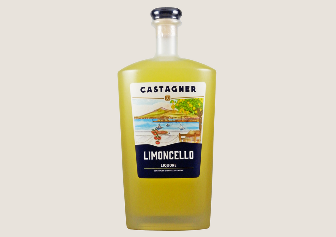Flasche Castagner O’Limoncello vor hellem Hintergrund.