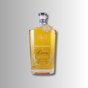 Goldfarbene Flasche Castagner Grappa Amarone mit breiter Schulter, Glasstopfen und geprägtem Emblem.