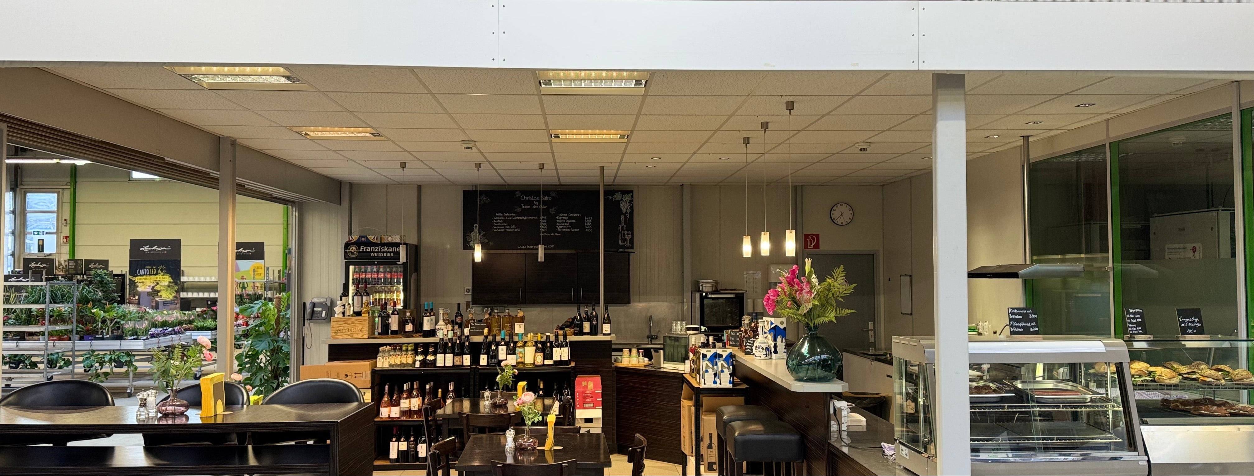 Christos Bistro im Gartencenter: Wein, Feinkost und Café-Genuss im stilvollen Innenbereich.