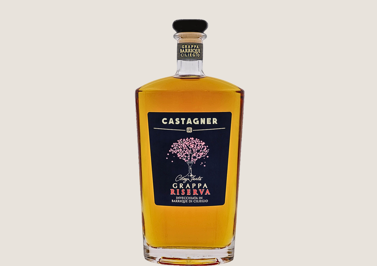 Edle Flasche Castagner Grappa Riserva mit warmem Farbton und stilvollem Etikett.
