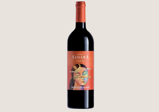 Flasche Rotwein Donnafugata Sedàra mit rotem Etikett und Illustration.