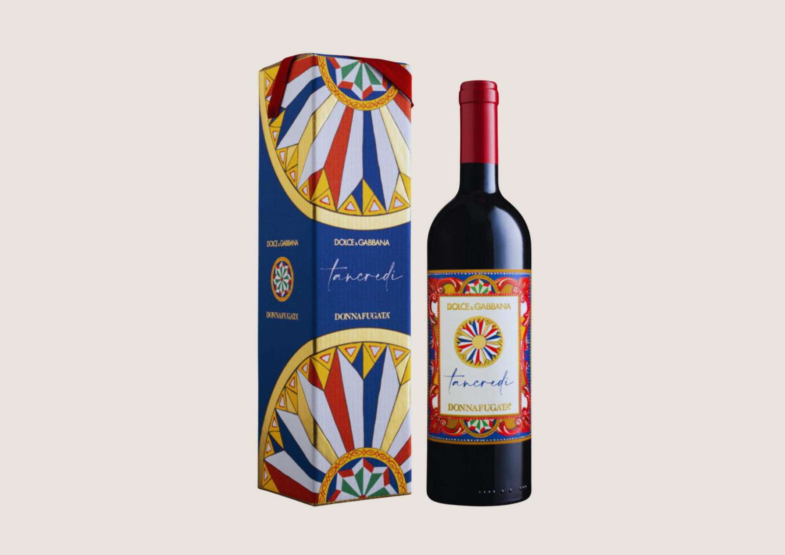 Rotweinflasche mit rotem Etikett und farbenfroher Geschenkbox im sizilianischen Design.