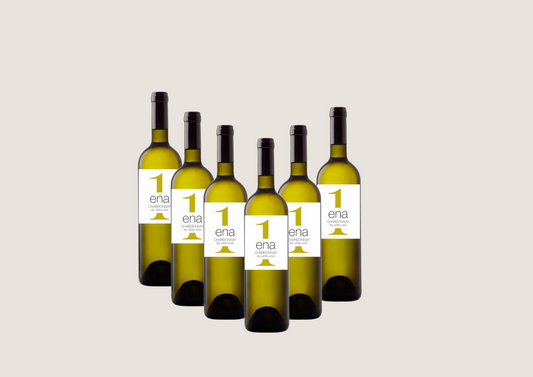 Sechs Flaschen Ena Chardonnay Weißwein auf hellem Hintergrund.