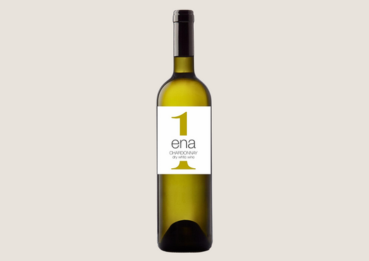 Flasche trockener Weißwein „ena Chardonnay“ mit schlichtem Etikett und Schraubverschluss.