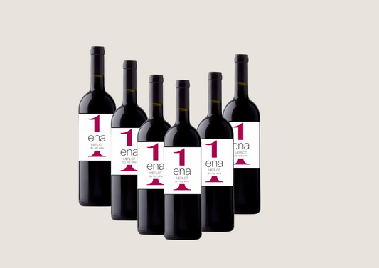 Sechs Flaschen Ena Merlot Rotwein vor hellem Hintergrund.