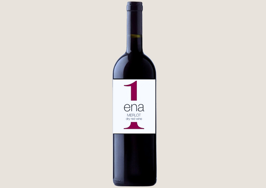 Rotweinflasche „ena Merlot“ mit schlichtem Etikett auf hellem Hintergrund.