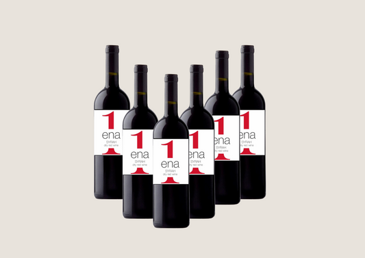 Sechs Flaschen Ena Syrah Rotwein mit weißem Etikett und roter Eins auf hellem Hintergrund.