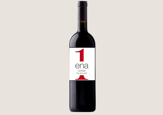 Rote Weinflasche Ena Syrah mit Schraubverschluss und schlichtem Etikett auf hellem Grund.
