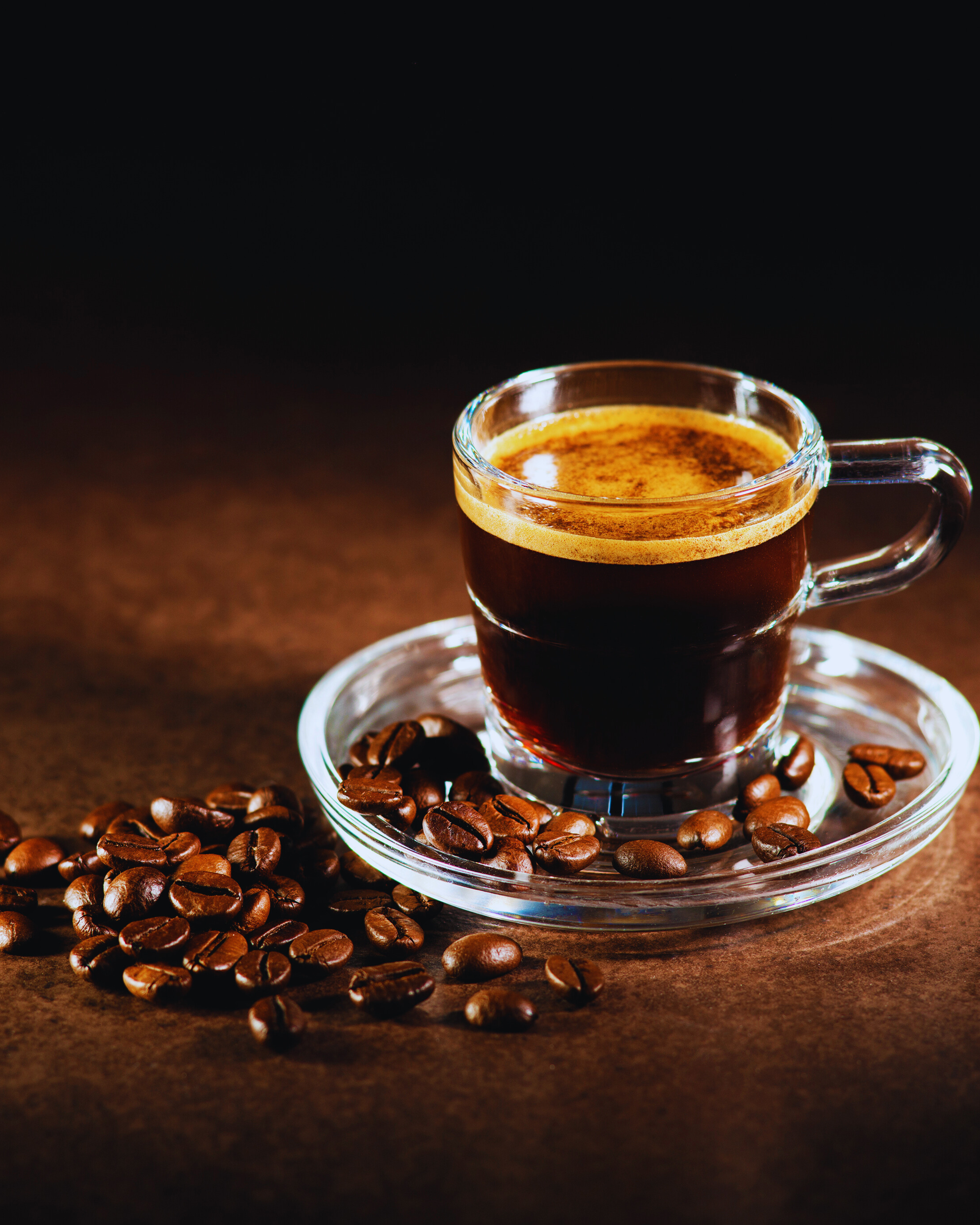 „Aromatischer Espresso mit dichter Crema in Glastasse – Sinnbild purer Kaffeekunst“