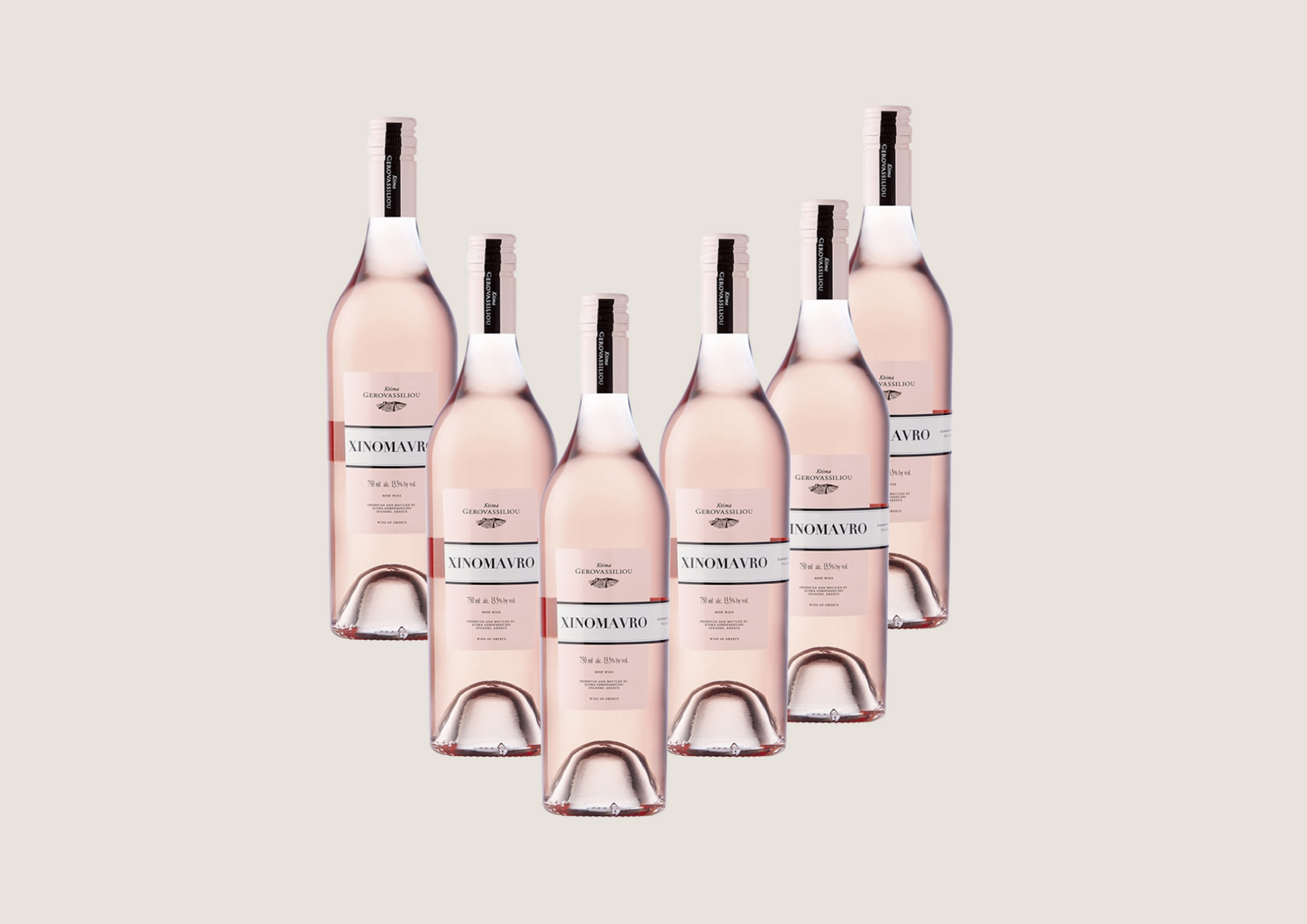 Sechs Flaschen Roséwein vor neutralem Hintergrund.