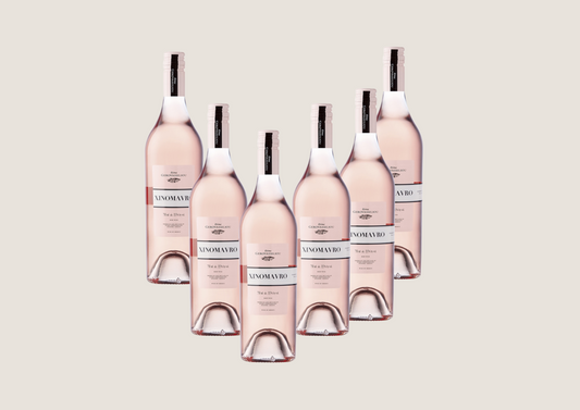 Sechs Flaschen Roséwein vor neutralem Hintergrund.