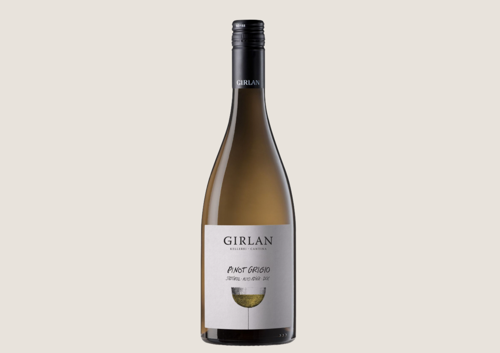 Weinflasche Girlan Pinot Grigio vor hellem Hintergrund stehend.