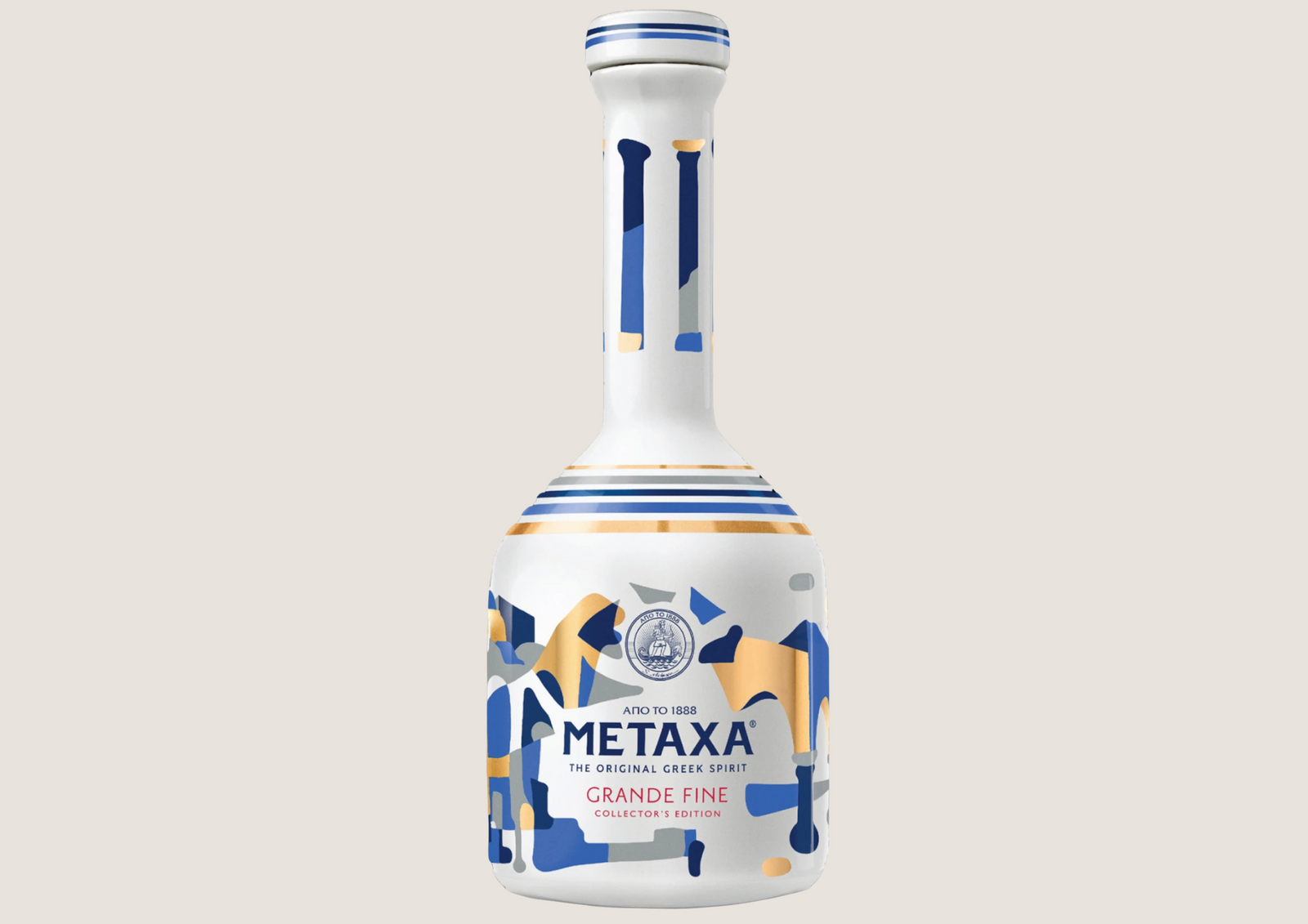 Limitierte Metaxa Grande Fine Flasche mit kunstvollem Design in Blau, Gold und Orange auf Beige.