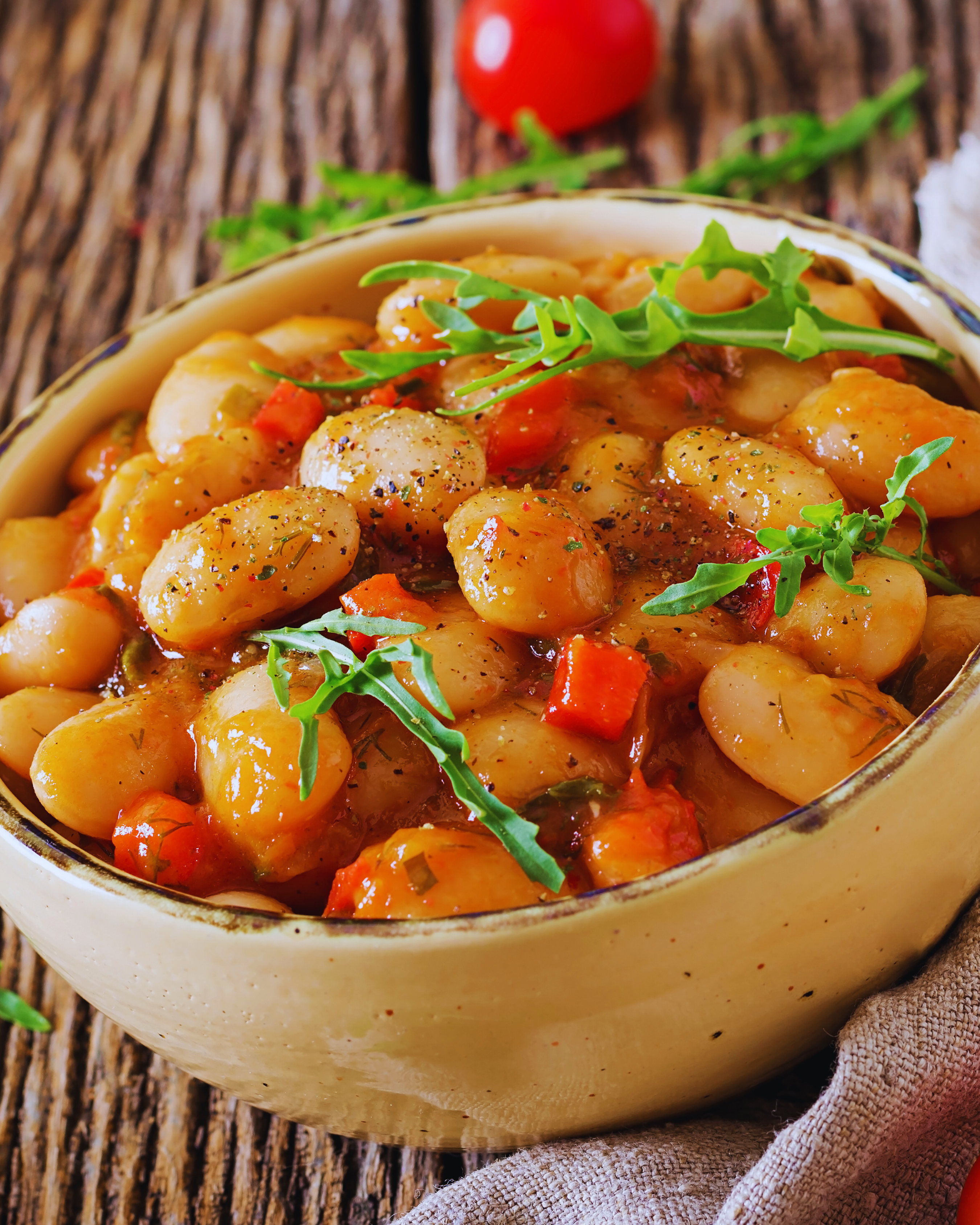 „Griechische Riesenbohnen in Tomatensauce – veganes Gericht mit mediterranen Kräutern“