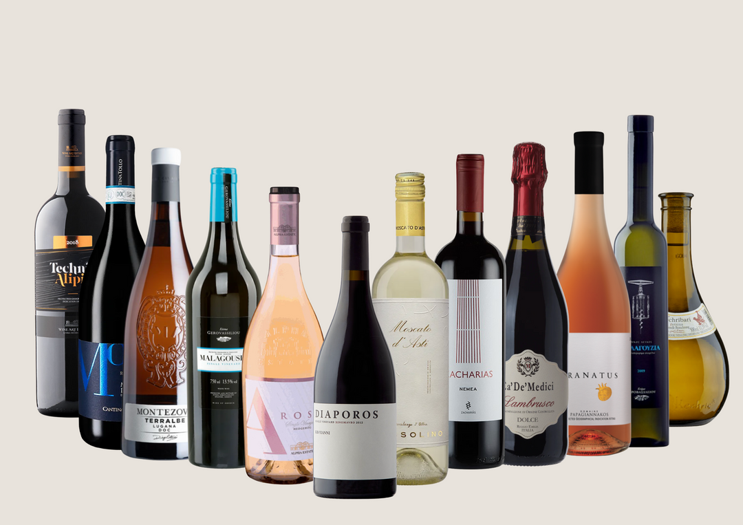 Große Auswahl an Weinflaschen in einer Reihe – Rot, Weiß und Rosé stilvoll präsentiert.