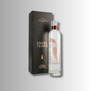 Klare Tsipouro-Flasche „Angel Tears“ neben schwarzer Geschenkbox mit kupferfarbenen Details.