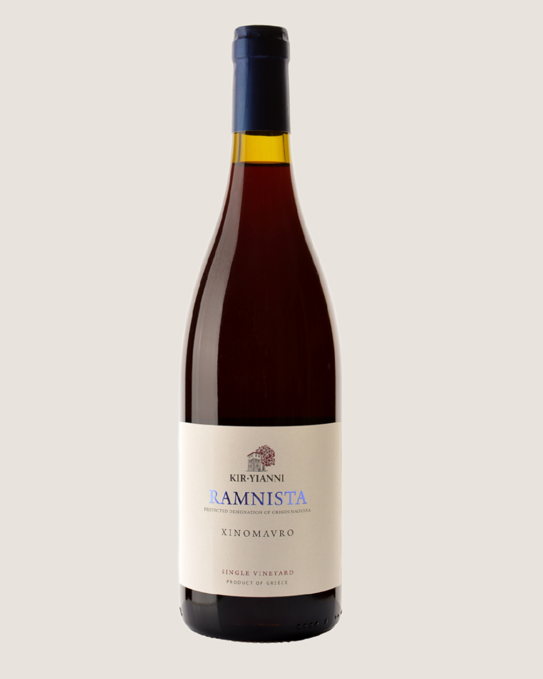 Rotweinflasche Kir-Yianni Ramnista Xinomavro mit schlichtem Etikett vor hellem Hintergrund.