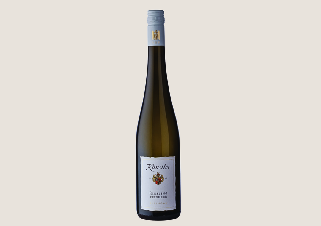 Flasche Künstler Riesling Feinherb aus dem Rheingau mit weißem Etikett auf hellem Hintergrund.
